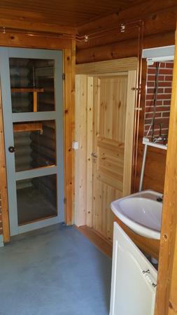 Bad mit Blick in die Sauna