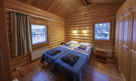 gemütliches Schlafzimmer mit Blick in die verschneite Landschaft