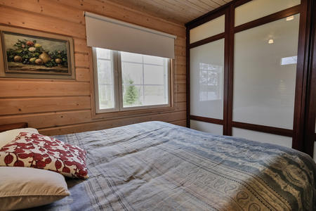  Schlafzimmer mit Fenster