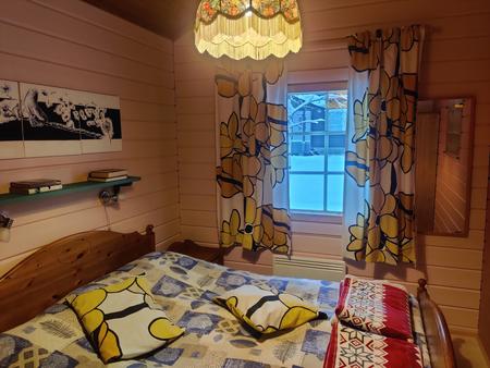 Schlafzimmer mit Doppelbett