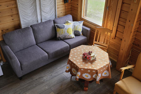 Wohnzimmer mit Sofa