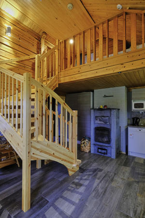 Wohnbereich mit Treppe zum Schlafbereich oben