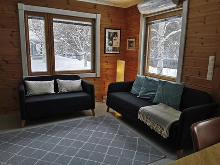 Wohnzimmer mit Blick auf die Strandsauna und den Teich