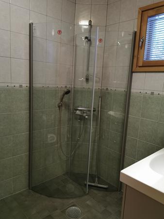 Badezimmer mit Dusche
