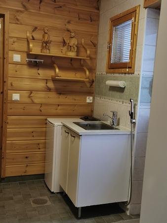 Waschmaschine und Spülbecken im Hauswirtschaftsraum
