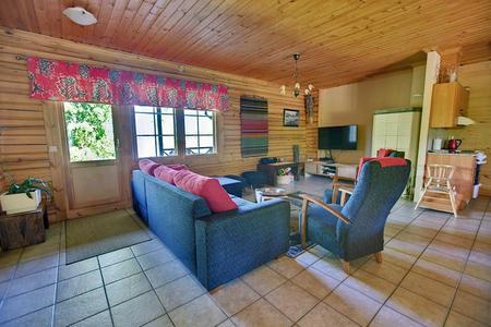 Wohnzimmer mit Sitzecke und Kamin