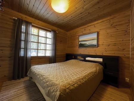 Schlafzimmer mit Doppelbett