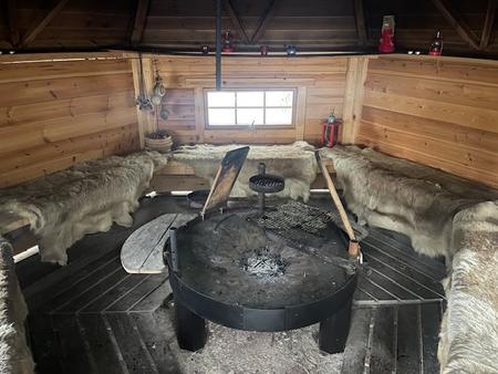 Grillkota mit Fellen