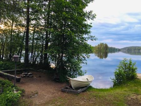 Ruderboot und Grillende am See