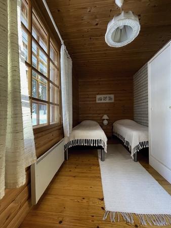 Schlafzimmer mit zwei Einzelbetten